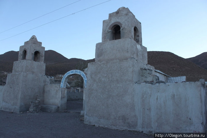 Церковь в пустыне тоже нужна Уюни, Боливия