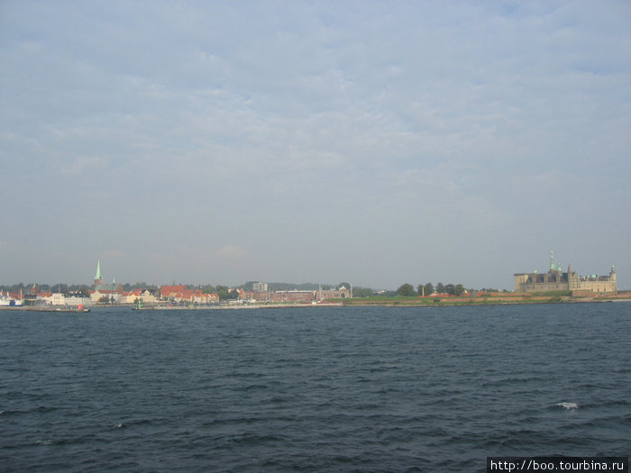 справа замок Кронборг стоит могучим стражником Королевства Датского :) Хельсингёр, Дания