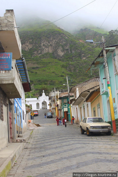 К центру города Алауси, Эквадор