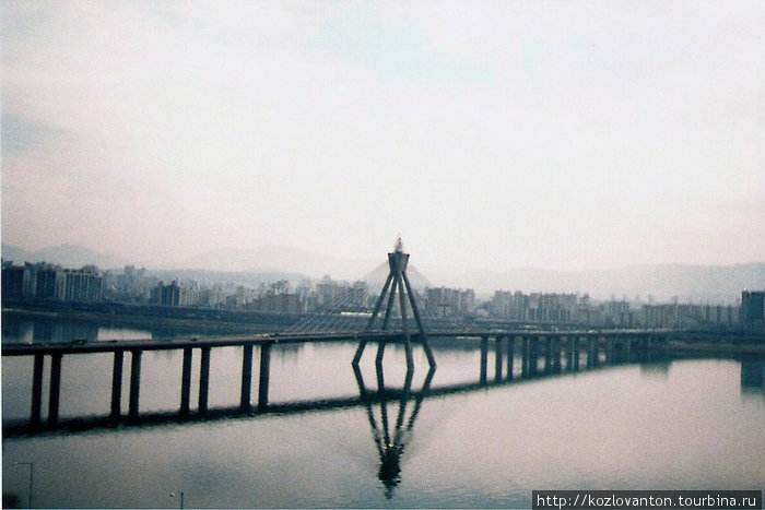 Олимпийский мост через реку Ханган, который ведет к Олимпийскому парку. Сеул, Республика Корея