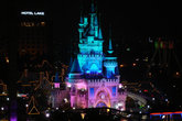Так выглядит ночью символ \Lotte World\, который стоит в центре магического острова.