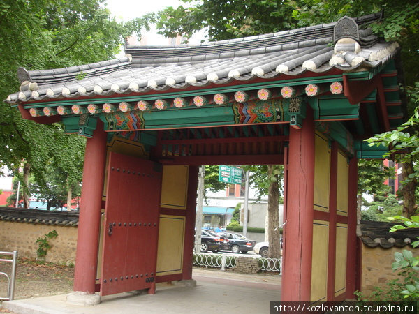 Ворота в Сеул Нори Мадан — этнографический театр под открытым небом возле \Lotte World\. Сеул, Республика Корея