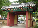 Ворота в Сеул Нори Мадан — этнографический театр под открытым небом возле \Lotte World\.