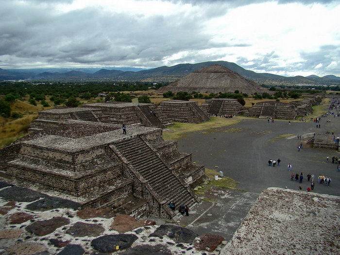 вид с пирамиды Луны Теотиуакан пре-испанский город тольтеков, Мексика