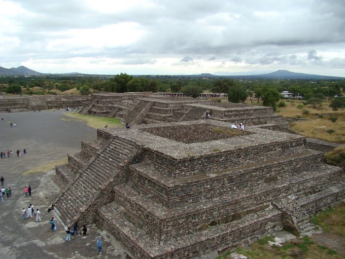На вершине пирамиды Солнца Теотиуакан пре-испанский город тольтеков, Мексика