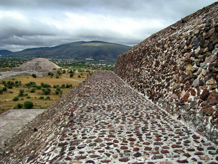 в одном кадре две пирамиды Теотиуакан пре-испанский город тольтеков, Мексика