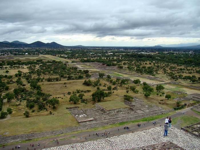 На вершине пирамиды Солнца Теотиуакан пре-испанский город тольтеков, Мексика