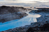 Рядом с электростанцией образовался большой термальный бассейн под открытым небом. Когда геотермальная вода остывает до температуры 37 °С, она становится очень насыщенной кремнием...