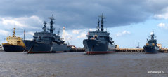 Военные корабли у Петровской пристани