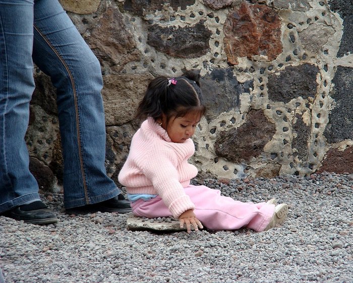 земля там тоже пропитана энергией и даже дети хотят получить ее для дальнейшей своей не легкой жизни... Теотиуакан пре-испанский город тольтеков, Мексика