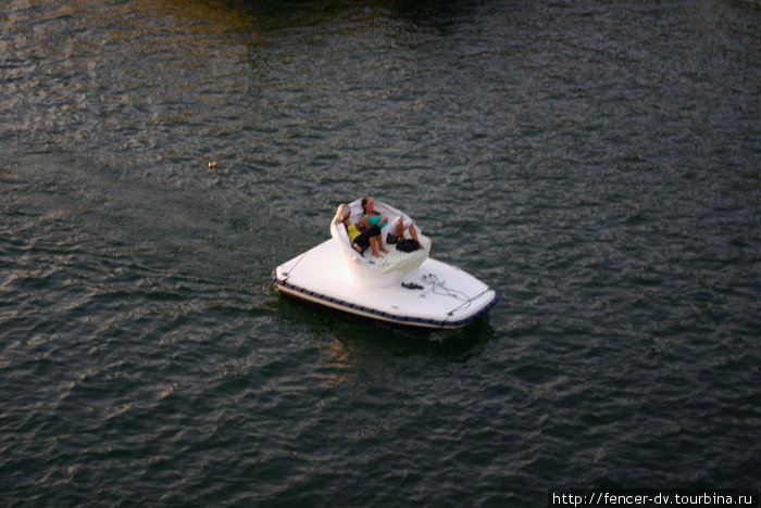 Новый вид катамаранов — популярное летнее развлечение на Дунае Вена, Австрия