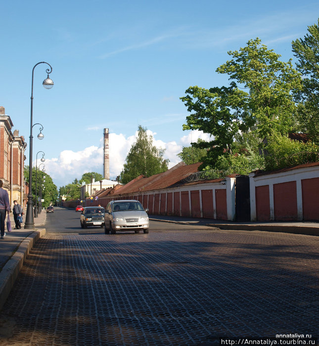 Пеньковый мост выложен чугунными шашечками Кронштадт, Россия