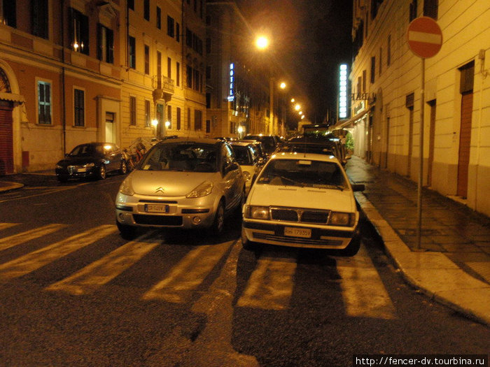 Парковать машины в два ряда — норма. Неважно, как будут выезжать люди с ближнего к тротуару ряда Рим, Италия