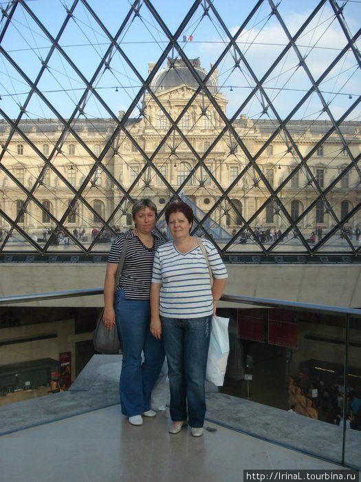 На входе в Лувр с подругой Светой Париж, Франция
