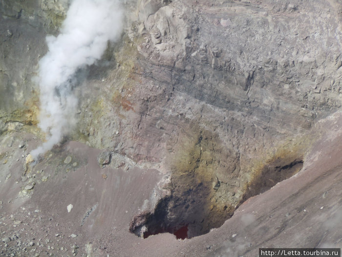 Эмиссия газа в кратере вулкана Горелый вулкан (1830м), Россия