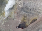 Эмиссия газа в кратере вулкана