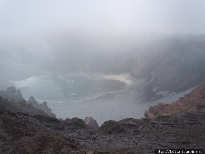 Первое кратерное озеро — туман Горелый вулкан (1830м), Россия
