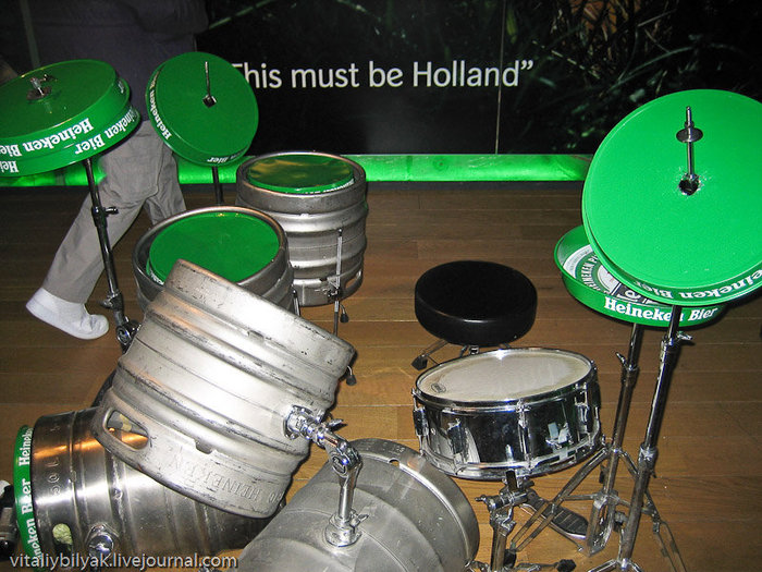Оригинально выглядели барабаны, сделанные из бочек пива. Амстердам, Нидерланды