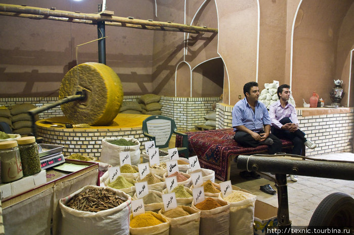 Специи на рынке Кашан, Иран