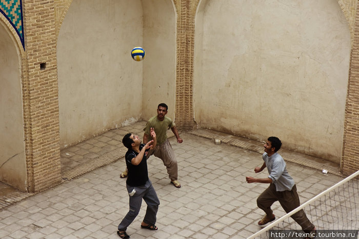 Волейбол на территории мечети Кашан, Иран
