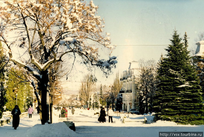 Заснеженный Кисловодск. Декабрь 2001 года. Кисловодск, Россия