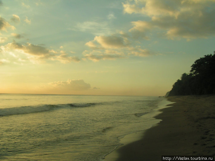 Опустевший пляж Остров Ломбок, Индонезия