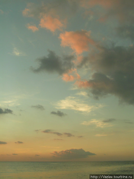 Розовые облака Остров Ломбок, Индонезия
