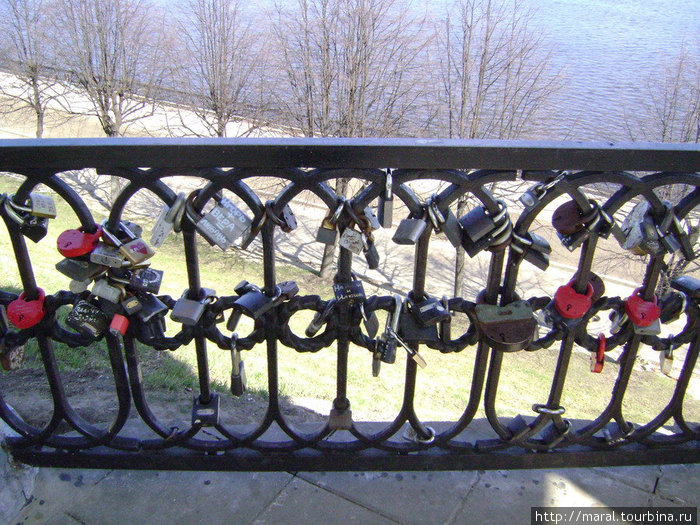 Многие молодожёны вешают на ажурную ограду беседки замки на счастье, а ключи выкидывают в Волгу Ярославль, Россия