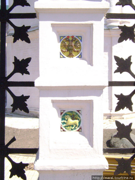 Ограду вокруг храма украшают поливные изразцы Ярославль, Россия