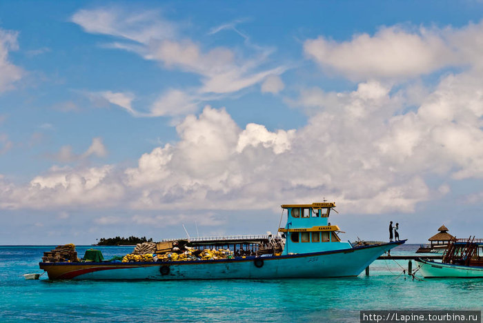 Корабль прилыл за, пардон, мусором. Баа Атолл, Мальдивские острова
