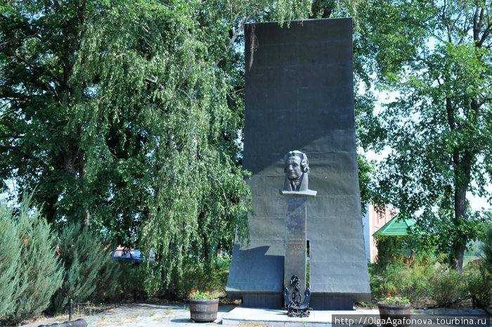 Около монастыря памятник адмиралу Ф.Ф. Ушакову, 