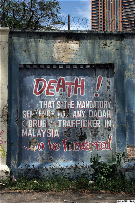 death каким-то очень весёленьким шрифтом написано. Куала-Лумпур, Малайзия