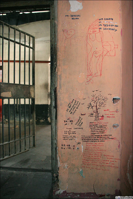 Во многих камерах стены покрыты рисунками и надписями. Куала-Лумпур, Малайзия