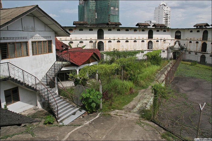 Слева административный корпус и кусочек столовой. Прямо — сама тюрьма. Куала-Лумпур, Малайзия
