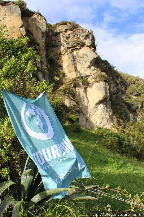 Турбина в Ингапирке, позади лицо вождя Инки, высеченное в скале Ингапирка, Эквадор