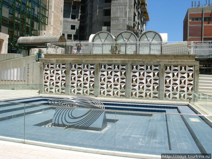 Наверху, над фонтаном видно 3 закрытых пенопластом окна Иерусалим, Израиль