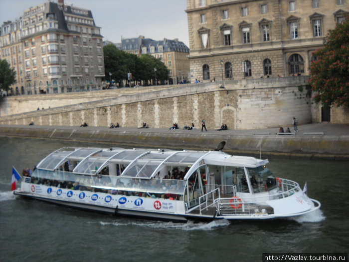 Один из экскурсионных катеров Париж, Франция