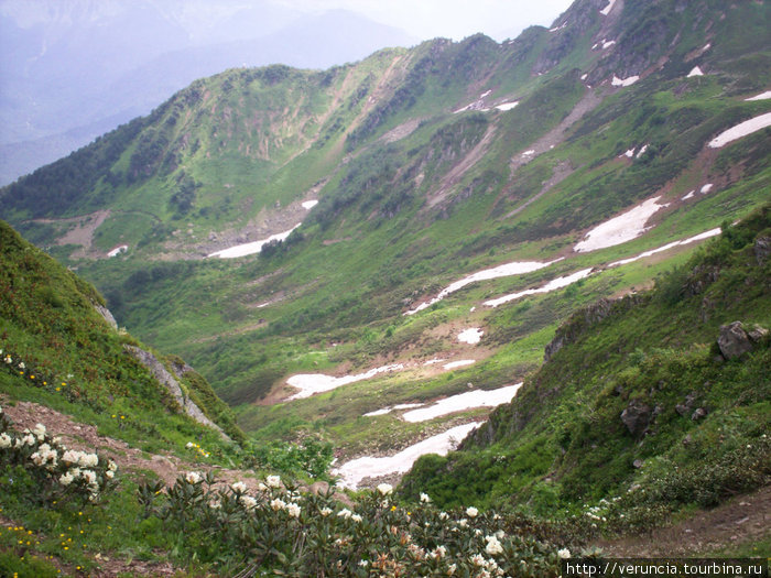 Высоко в горах даже в июльскую жару можно увидеть снег. Красная Поляна, Россия
