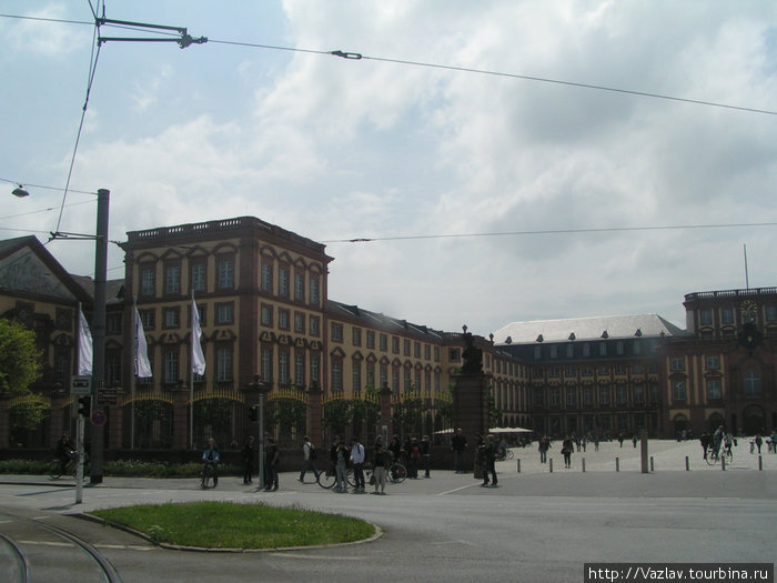Здание дворца ныне превращено в университет Мангейм, Германия