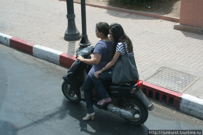 Девчонки на мопеде — двое не предел. Самый популярный вид транспорта для любого пола и возраста Марракеш, Марокко