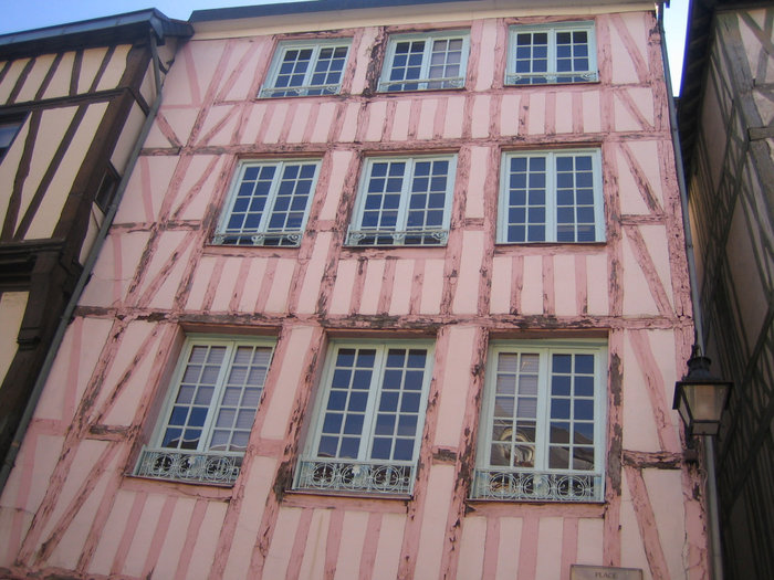 Парижские фасады очень отличаются от провинциальных. Особенно много таких разноцветных домиков в Руане Франция