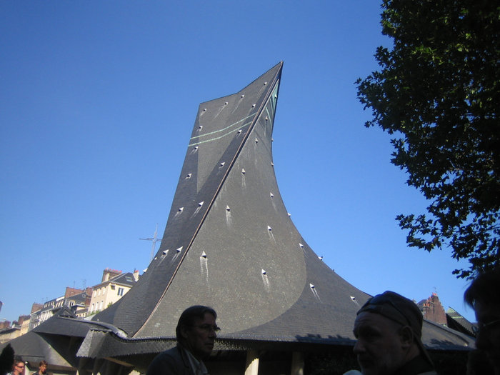 А это церковь, построенная в виде корабля, посвящена Жанне Дарк. Франция