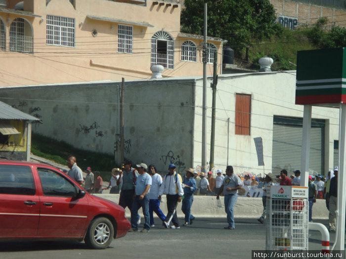 Забастовка местных учителей — строго с 10 до 17 (с перерывом на обед) — перекрывают движение по платной дороге Акапулько, Мексика
