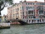 Обшарпанные здания с нетуристических сторон — явление для Венеции повсеместное
