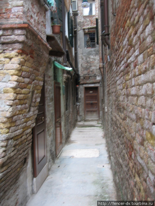 Таких узких тупиков с десятилетиями не открывавшимися дверями в городе масса Венеция, Италия