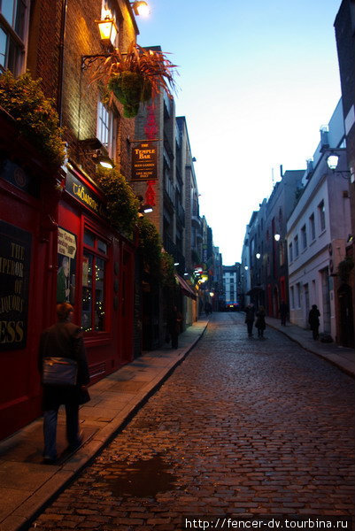 Тэмпл-бар — главная алкогольная улица. Дублин, Ирландия