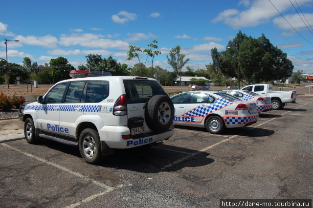 Рядом с полицейским участком Маунт-Айса, Австралия