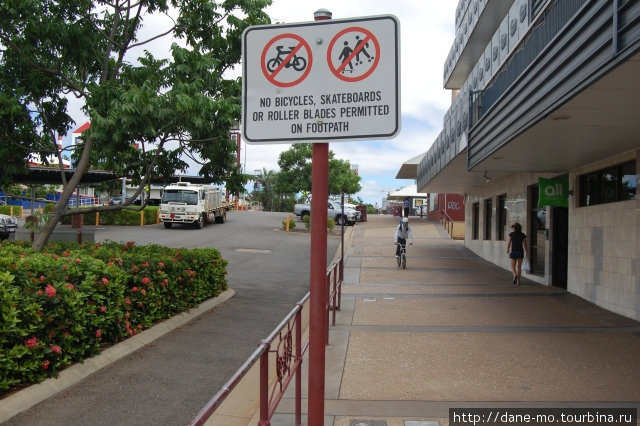 Велосипедисту ничто не мешает нарушать правила, изложенные на знаке Маунт-Айса, Австралия