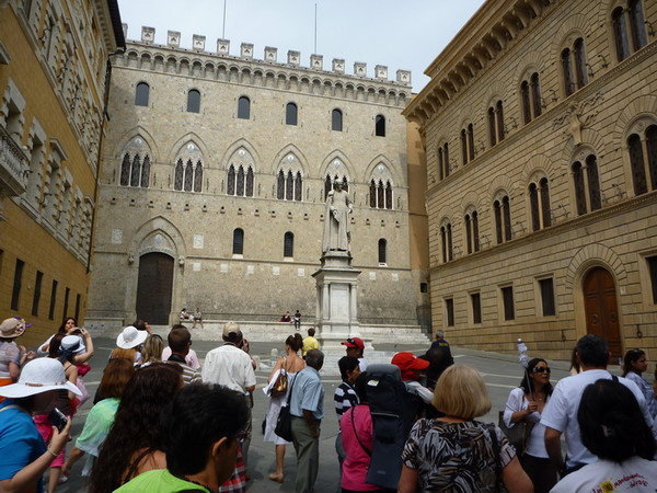 Неподалеку на площади Салимбьени стоит палаццо Салимбьени (1472), штаб-квартира старейшего и влиятельнейшего банка Сиены — Monte dei Paschi di Siena, Сиена, Италия