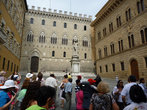 Неподалеку на площади Салимбьени стоит палаццо Салимбьени (1472), штаб-квартира старейшего и влиятельнейшего банка Сиены — Monte dei Paschi di Siena,